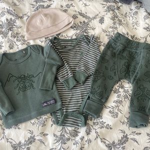 Set (trousers, bodysuit, long sleeves t-shirt) with baby hat